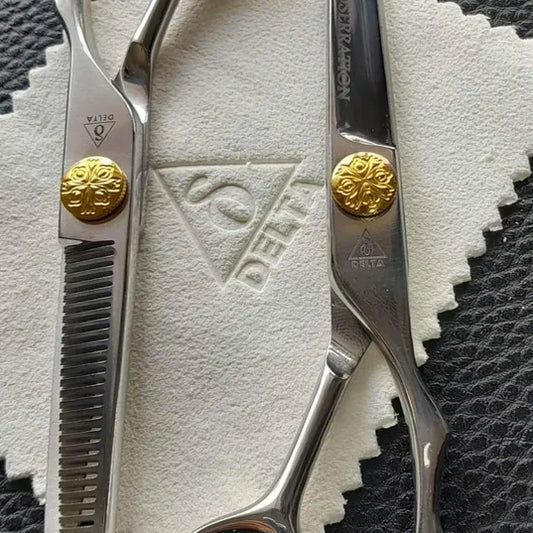 Close up of Delta Dog Grooming Scissors 30 Teeth Thinner/blender 