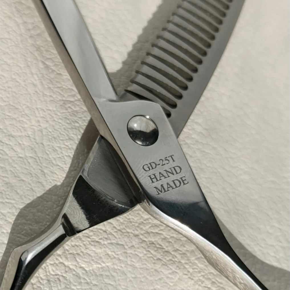 Delta Warrior chunk grooming scissor close up of gd 25t handmade 